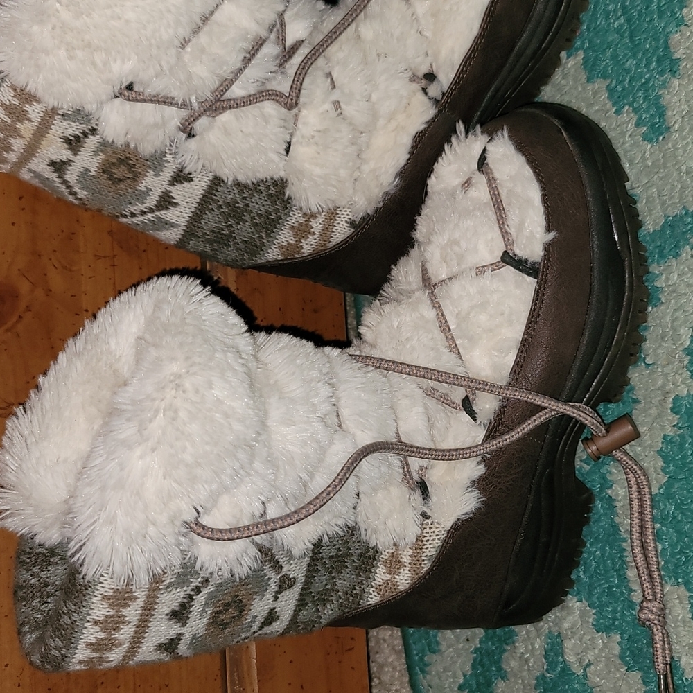 Snow boots